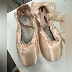 Bloch Heritage satin ballet pointe shoes sz 5.5 Damaged